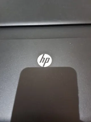 Impresora HP Negra , necesita recambio de tinta.