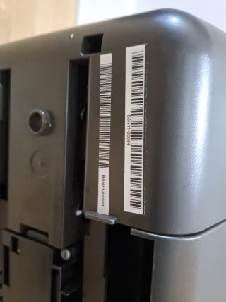 Impresora HP Negra , necesita recambio de tinta.