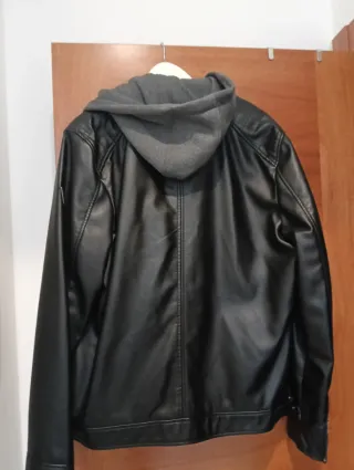 Giubbotto Guess in pelle con cappuccio nero