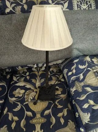 Lámpara de mesa beige y negra