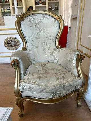 Sillón vintage floral dorado