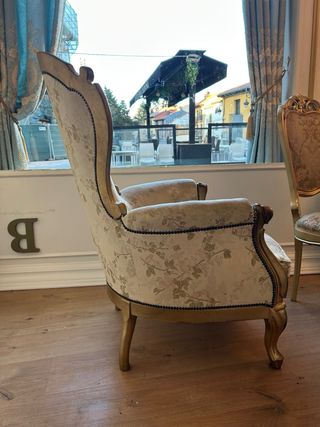 Sillón vintage floral dorado