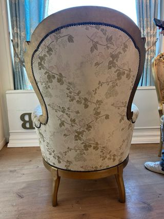 Sillón vintage floral dorado