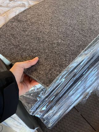 Fieltro duro gris y blancos