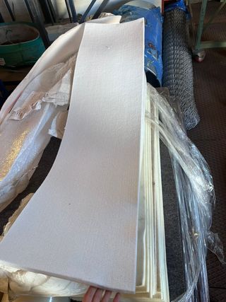 Fieltro duro gris y blancos