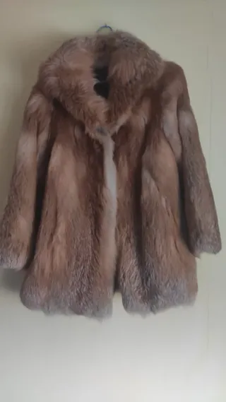 Chaquetón de zorro candiense beige y marrón