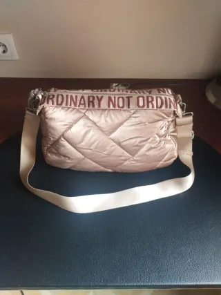 Bolso acolchado beige con texto