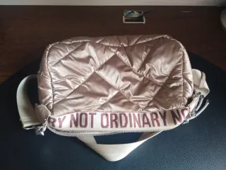 Bolso acolchado beige con texto