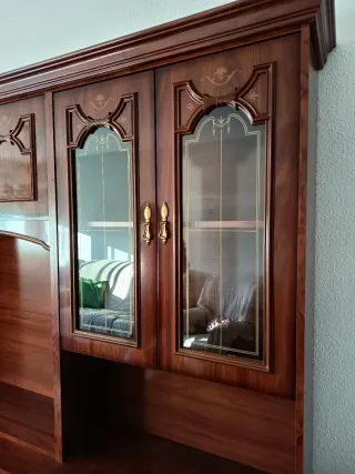 Mueble de salón de madera con vitrinas