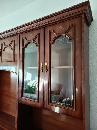 Mueble de salón de madera con vitrinas