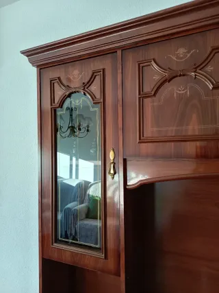 Mueble de salón de madera con vitrinas