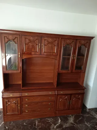 Mueble de salón de madera con vitrinas