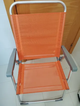 Silla plegable naranja y plateada