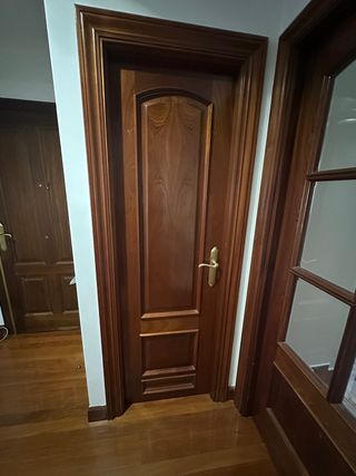 Puerta de madera maciza