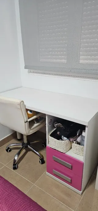 Mobiliario dormitorio. Escritorio, silla, cabecero