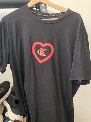 Camiseta Calvin Klein Negra Corazón Rojo