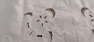 Centrotavola quadrato ricamato a macchina