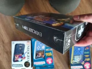 Pack Consolas Evercade + juego Duke Nukem