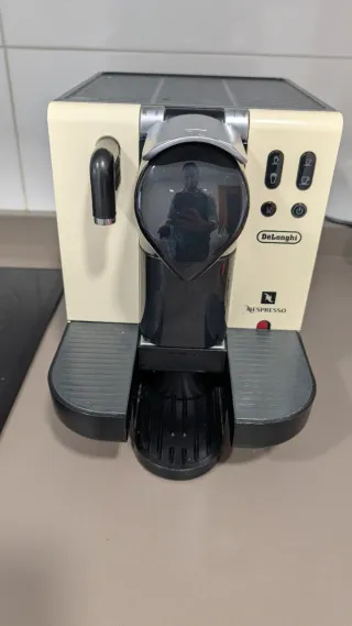 Cafetera Nespresso DeLonghi Lattissima EN660