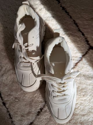 Zapatillas blancas deportivas o de uso diario