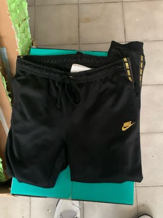 Sudadera Nike Negra con Detalles Dorados