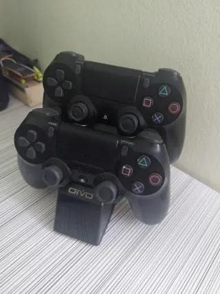 PS4 + Base Cargador + 2 Mandos Negros
