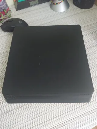 PS4 + Base Cargador + 2 Mandos Negros