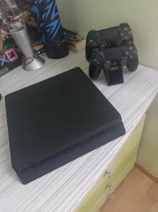 PS4 + Base Cargador + 2 Mandos Negros