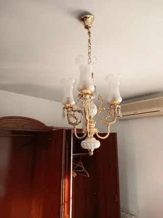 Lámpara de techo dorada y blanca