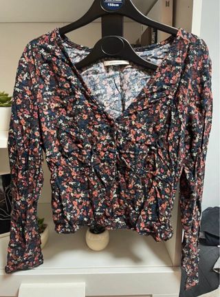 Blusa fluida floral manga larga y escote en V