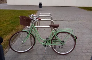 Bicicleta Clásica Verde con Cesta