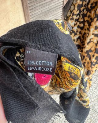 Sciarpa fantasia con stampa animalier e dettagli