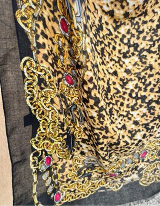 Sciarpa fantasia con stampa animalier e dettagli