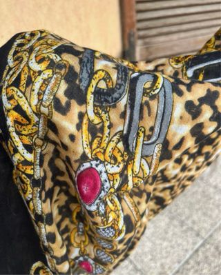 Sciarpa fantasia con stampa animalier e dettagli