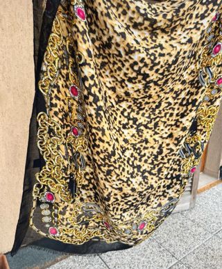 Sciarpa fantasia con stampa animalier e dettagli