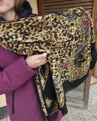 Sciarpa fantasia con stampa animalier e dettagli
