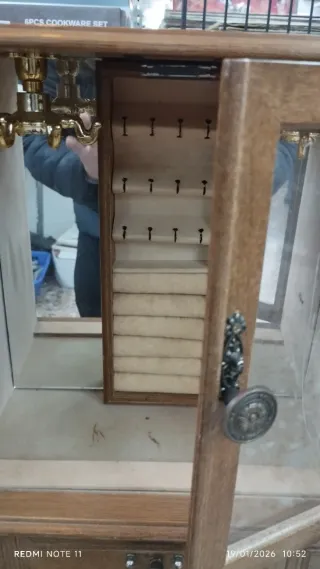 Armario joyero de madera y cristal