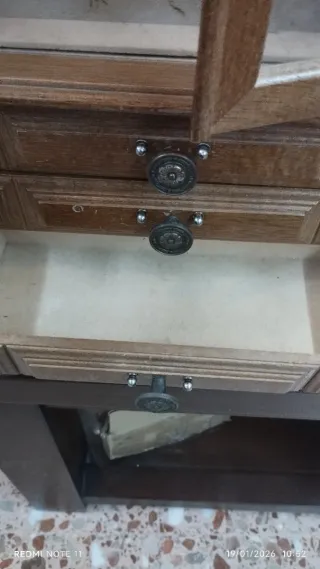 Armario joyero de madera y cristal