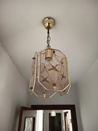 Lámpara colgante dorada con cristal