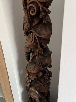 Columna madera tallada aves y vegetales