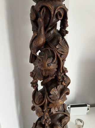 Columna madera tallada aves y vegetales