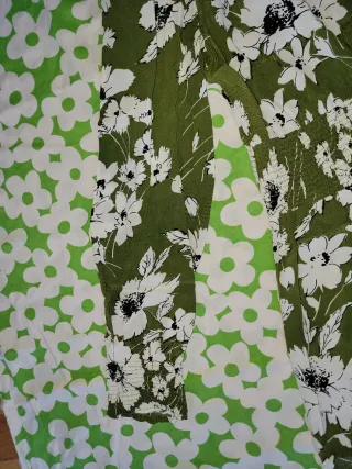 Vestido verde con flores blancas