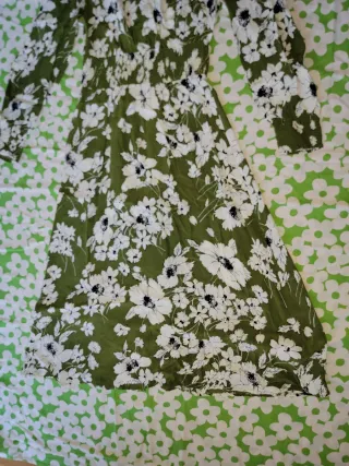 Vestido verde con flores blancas