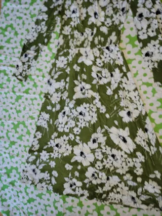 Vestido verde con flores blancas