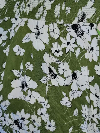 Vestido verde con flores blancas