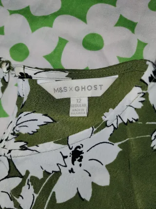 Vestido verde con flores blancas