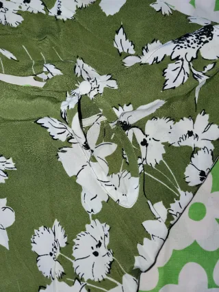 Vestido verde con flores blancas