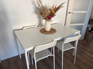 Mesa y 4 Sillas Blancas