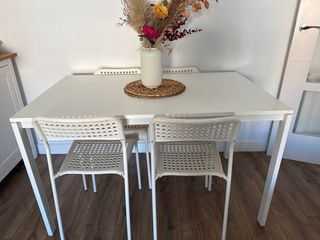 Mesa y 4 Sillas Blancas