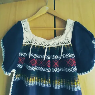 Vestido artesanal bordado.